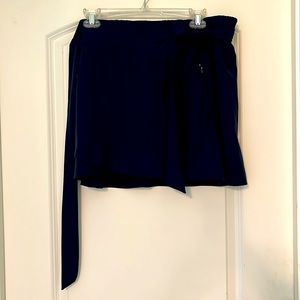 Large Calia by Carrie Underwood navy skort with tie belt and zipper pocket